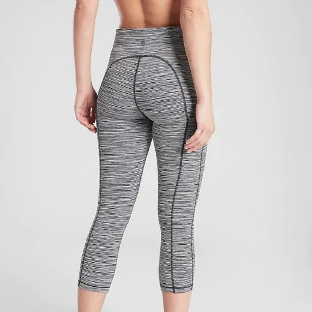 Athleta Ultimate Linear Lines Capri XS Black/White